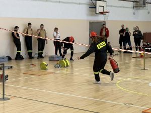 IV Gminne Halowe Zawody Młodzieżowych Drużyn Pożarniczych w Czernikowie zdjęcie 1