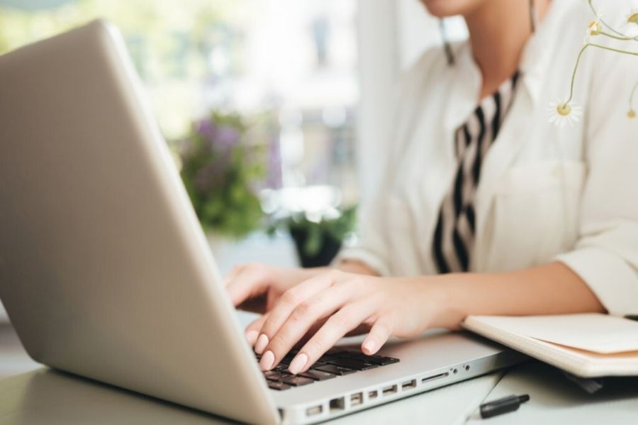 Osoba pisząca na laptopie
