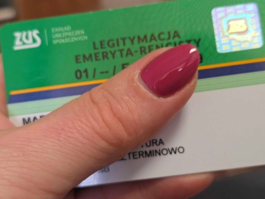 Zdjęcie palca na legitymacji emeryta-rencisty