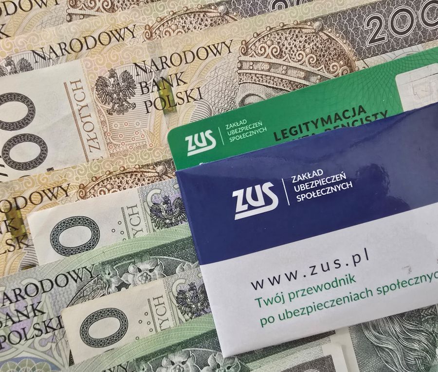 Zdjęcie banknoty oraz legitymacja emeryta-rencisty