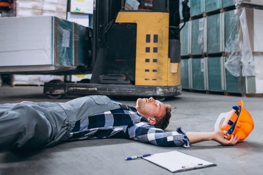 Mężczyzna leżący na posadzce