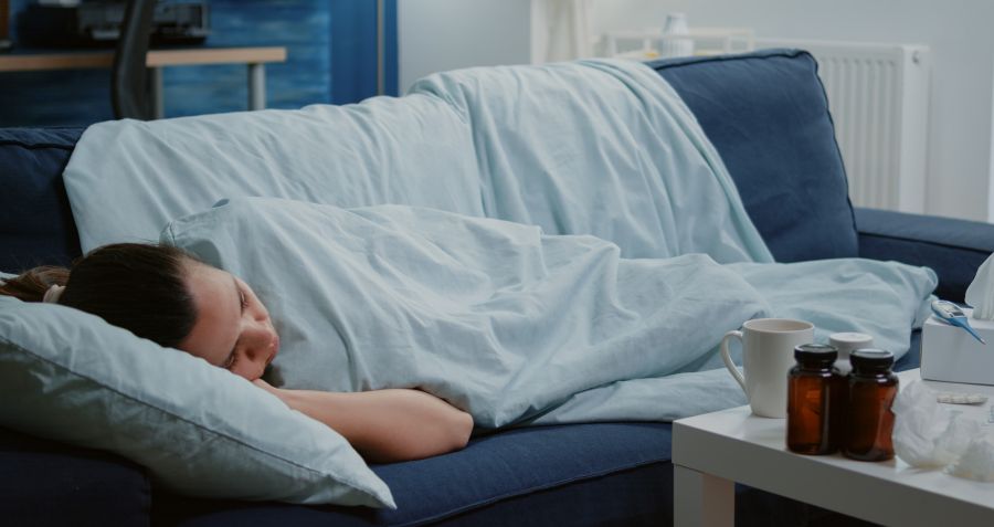 Chora osoba leżąca w łóżku