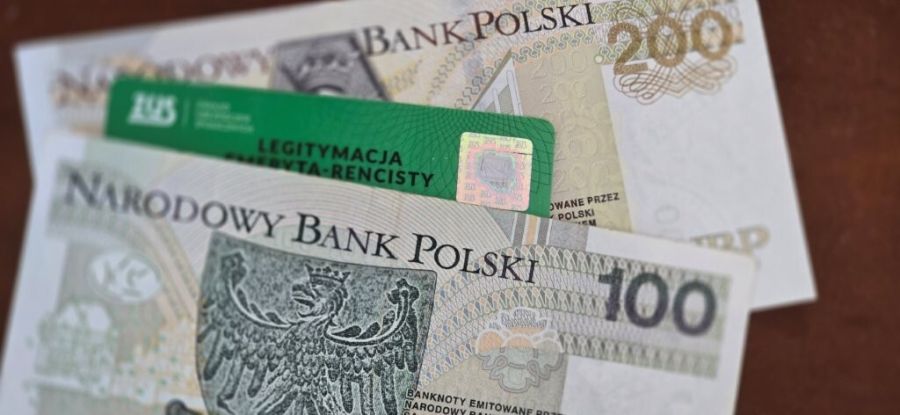 Zdjęcie banknoty oraz legitymacja emeryta-rencisty