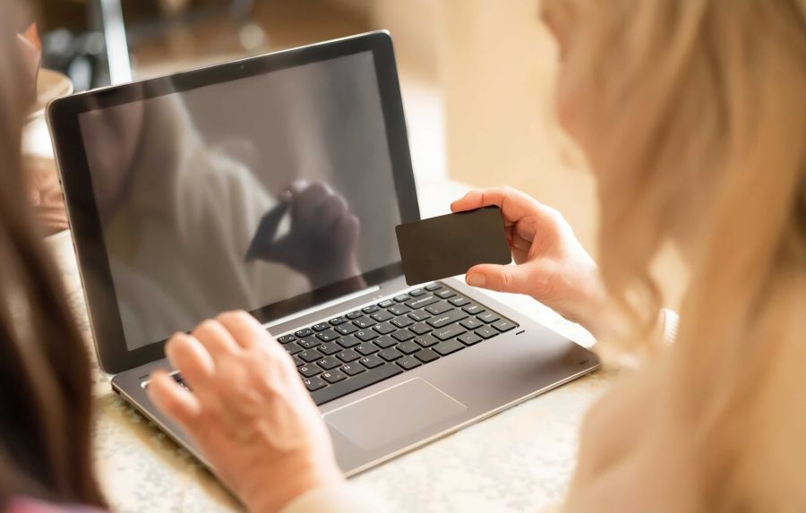 Osoba pisząca na laptopie