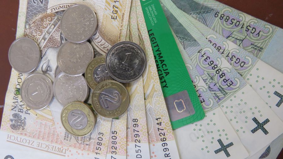 Monety i banknoty na zdjęciu