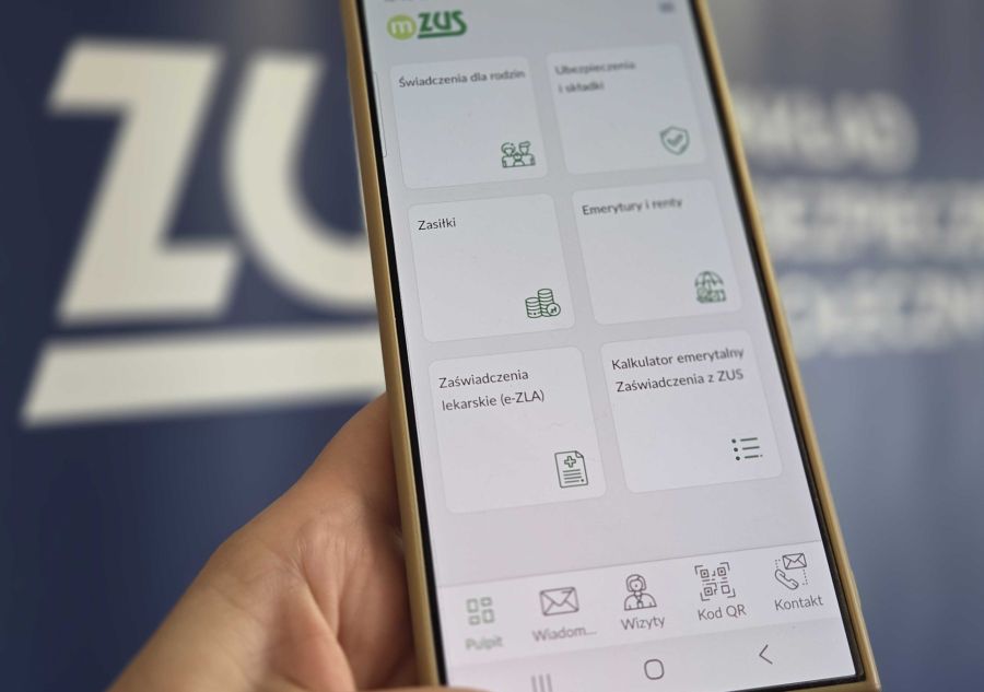 Aplikacja ZUS otwarta na smartfonie