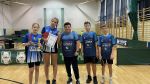 Zdjęcie grupowe uczniów po powiatowych zawodach w tenisie stołowym