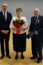 Wspólne zdjęcie trzeciej pary z Wójtem