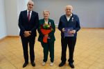 Wspólne zdjęcie piątej pary z Wójtem
