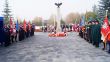 Poczty sztandarowe przed Pomnikiem Niepodległości w Parku 700-lecia