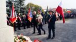 Złożenie kwiatów pod pomnikiem przez Stowarzyszenie Związek Jaszczurczy