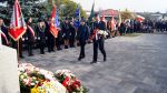 Złożenie kwiatów pod pomnikiem przez KGW i OSP ze Steklinka