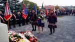 Złożenie kwiatów pod pomnikiem przez KGW Czernikowianki