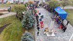 Zebrani mieszkańcy i przedstawiciele pod Pomnikiem Niepodległości w Parku 700-lecia zdjęcie 5