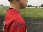 Zdjęcie jednego z młodych piłkarzy z widokiem na logo Dobra Drużyna PZU