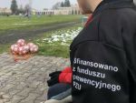 Zdjęcie jednego z młodych piłkarzy z widokiem na napis na koszulce Sfinansowano z funduszu prewencyjnego PZU