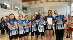 Wręczenie uczennicom ze Szkoły Podstawowa w Czernikowie dyplomu za zajęcie 2 miejsca