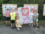 Przedszkolaki prezentujący godło Polski