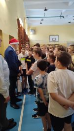 Mikołaja w postaci Wójta Gminy Czernikowo z Uczniami klas 6 na sali gimnastycznej w SP Czernikowo