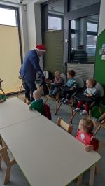 Mikołaja w postaci Wójta Gminy Czernikowo wręczający słodycze dzieciom w Żłobku w Czernikowie