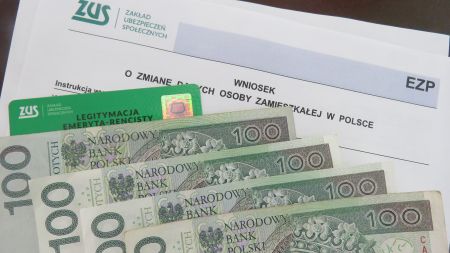 Banknoty, legitymacja emeryta-rencisty oraz wniosek o zmianę danych osoby zamieszkałej w polsce