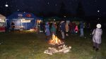 Ludzie na tle rozstawionych namiotów w parku 700-lecia