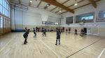 Uczennice SP Mazowsze grające przeciwko uczennicą z SP Osówka zdjęcie 1