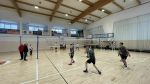 Uczniowie z SP Osówka grający przeciwko uczniom z SP Steklin zdjęcie 1