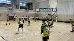 Uczniowie z SP Czernikowo grający przeciwko uczniom z SP Steklin zdjęcie 2