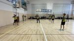 Uczniowie z SP Czernikowo grający przeciwko uczniom z SP Osówka zdjęcie 2