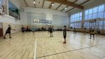 Uczniowie z SP Czernikowo grający przeciwko uczniom z SP Osówka zdjęcie 5