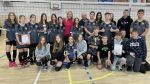 Reprezentanci z SP Osówka wraz z nauczycielami oraz dyplomami i pucharami