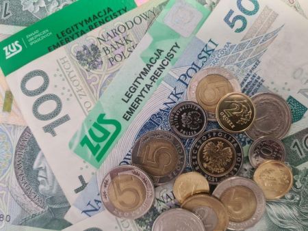 zdjęcie banknoty, monety i legitymacja emeryta-rencisty