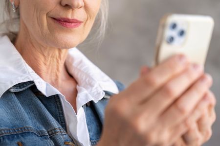 Kobieta trzymająca telefon komórkowy w dłoniach