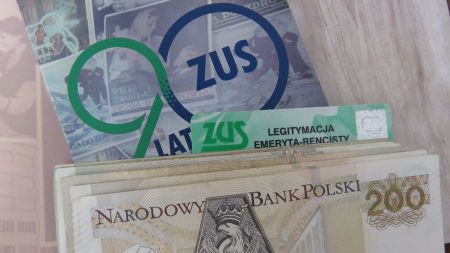 Banknoty, legitymacja emeryta-rencisty