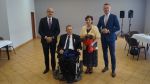 Wspólne zdjęcie trzeciej pary z Wójtem i Przewodniczącym Rady Gminy
