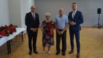 Wspólne zdjęcie czwartej pary z Wójtem i Przewodniczącym Rady Gminy