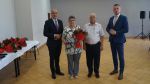 Wspólne zdjęcie piątej pary z Wójtem i Przewodniczącym Rady Gminy