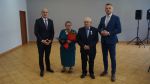 Wspólne zdjęcie szóstej pary z Wójtem i Przewodniczącym Rady Gminy