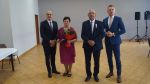 Wspólne zdjęcie jedenastej pary z Wójtem i Przewodniczącym Rady Gminy