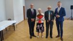 Wspólne zdjęcie dwunastej pary z Wójtem i Przewodniczącym Rady Gminy