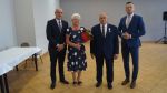 Wspólne zdjęcie trzynastej pary z Wójtem i Przewodniczącym Rady Gminy