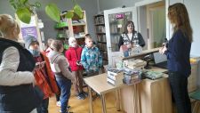Uczniowie w Gminnej Bibliotece Publicznej w Czernikowie zdjęcie 2