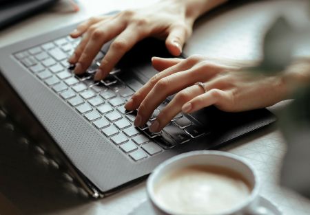 Osoba pisząca na klawiaturze laptopa