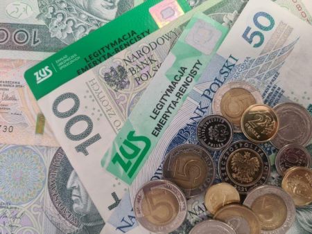Banknoty, monety, legitymacja emeryta-rencisty