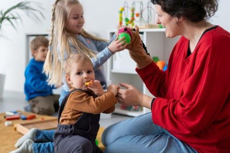 Troje dzieci z opiekunem z Przedszkola