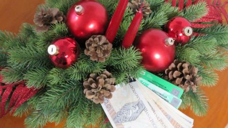 Banknoty, legitymacja emeryta-rencisty i stroik świąteczny
