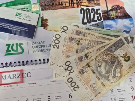 Banknoty, kalendarz i ulotka ZUS