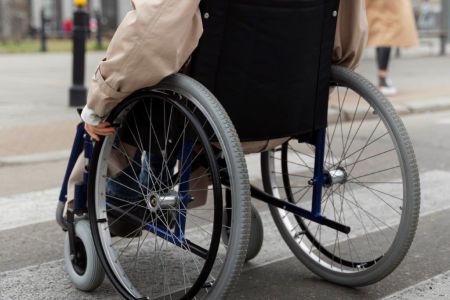 Osoba na wózku inwalidzkim na ulicy