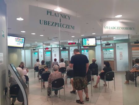 zdjęcie petenci na sali obsługi klienta w ZUS